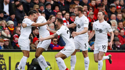 杰伦·约翰逊半场三双创纪录，成道格·里弗斯后首人