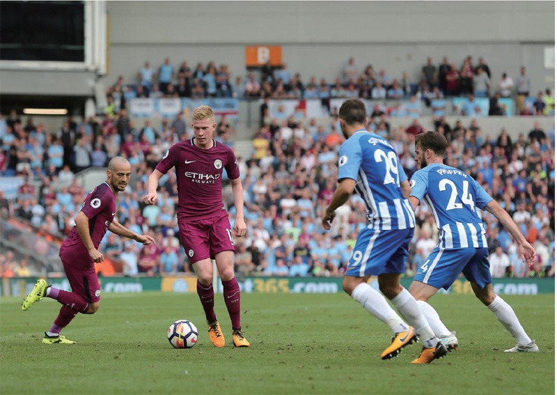 感谢俱乐部，U16国少球员身穿各自俱乐部训练服拍摄全家福（致谢俱乐部：U16国少球员穿各自俱乐部训练服合影全家福）