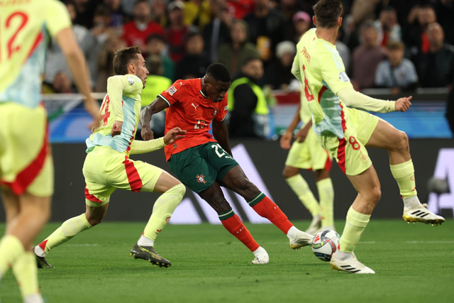 内马尔赛前牵着自己的女儿马维入场，之后还给女儿比心