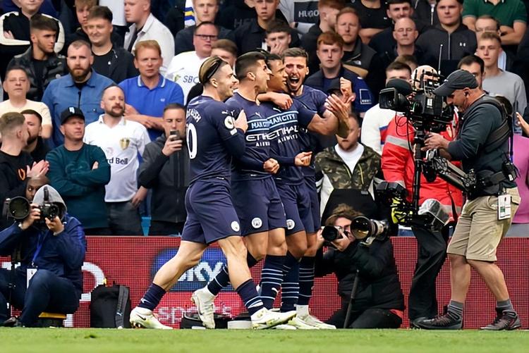 卡尔：我一直在提高右脚技术，能在17岁欧冠进球意义重大（卡尔：专注提升右脚能力，17岁欧冠破门意义非凡）