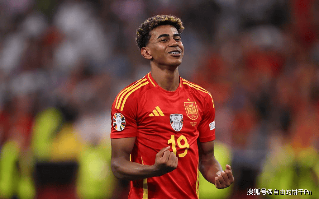 冲刺时刻！年终大战决赛实时赛况：姆巴佩领先C罗不到100票（最后冲刺！年终终极对决最新票数：姆巴佩领先C罗不足百票）